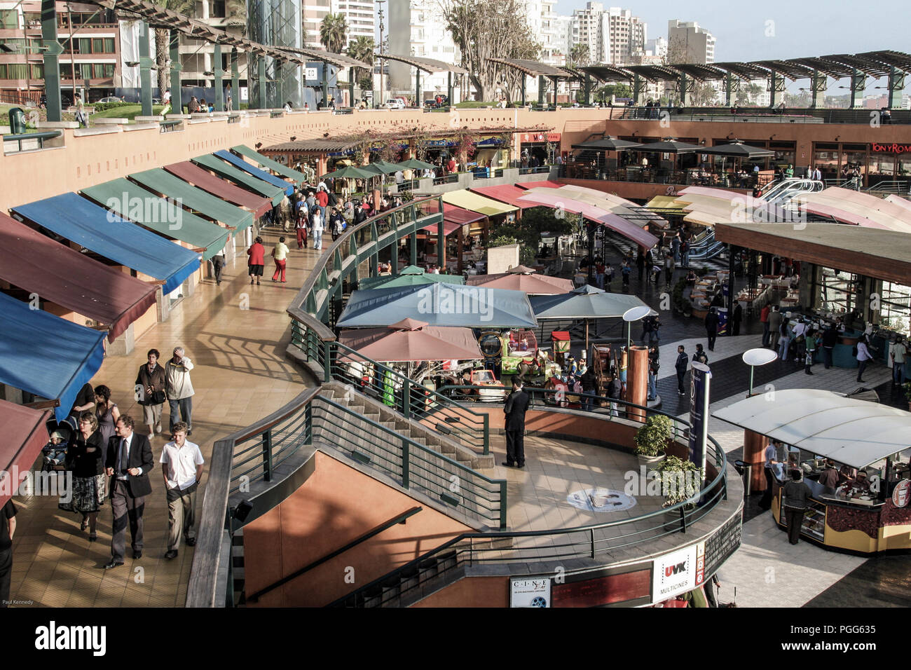 Menschen einkaufen und essen in Larcomar Mall in Miraflores, Lima, Peru Stockfoto