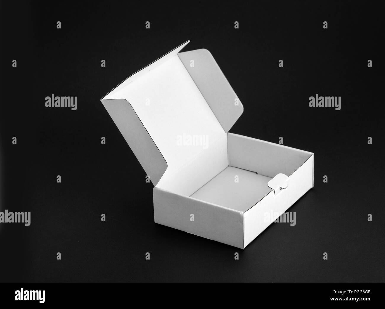 Karton Karton auf schwarzem Hintergrund Stockfoto