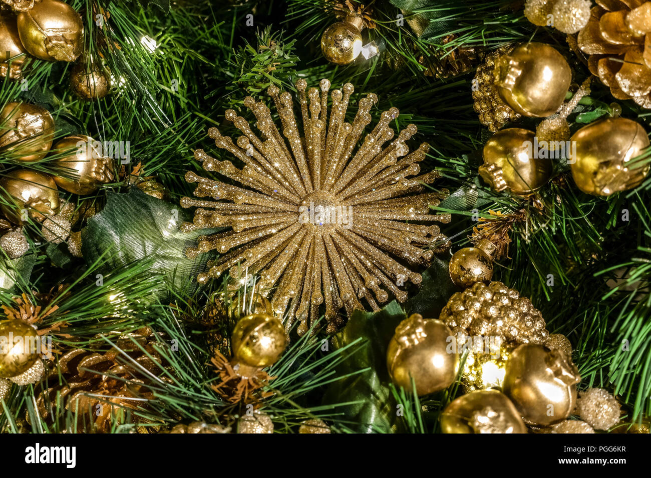 Goldenen Christbaumschmuck. Weihnachten festliche Stimmung Atmosphäre. Saisonale Bild. Stockfoto