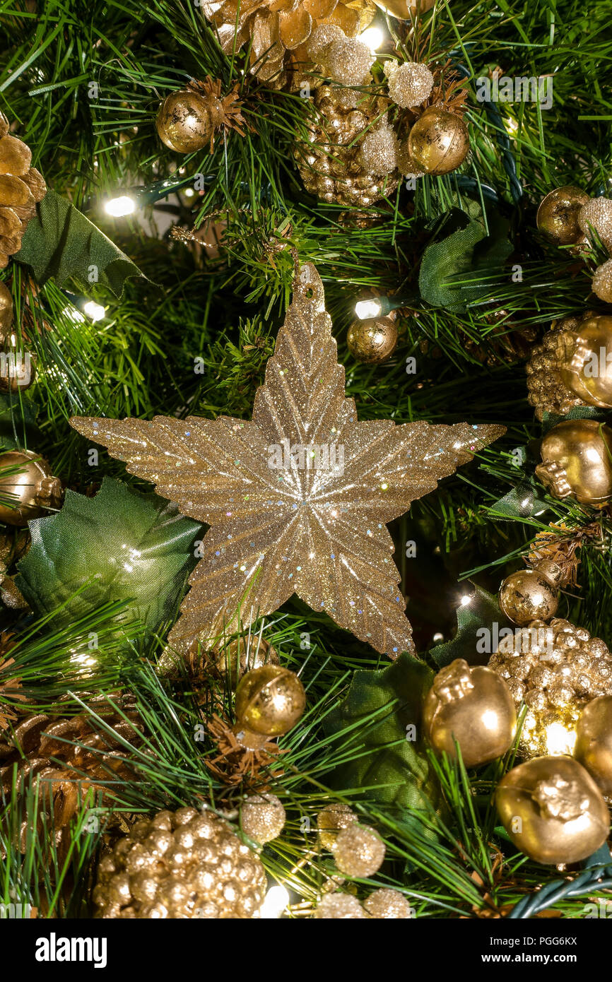 Golden Star, Christbaumschmuck. Weihnachten festliche Stimmung Atmosphäre. Saisonale Bild. Stockfoto