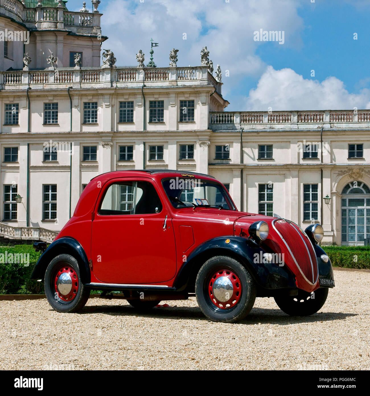 Red Fiat 500 topolino Auto ausgestellt auf Stupinigi Jagd Palast. Residenzen des Königlichen Hauses Savoyen. Stupinigi Provinz Turin, Italien, Europa Stockfoto