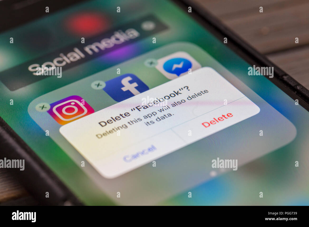 OXFORD, UK - 22. AUGUST 2018: Ein Facebook Benutzer löscht den Social Media App aus einem Smartphone nach Sicherheit und Datenschutz. Stockfoto