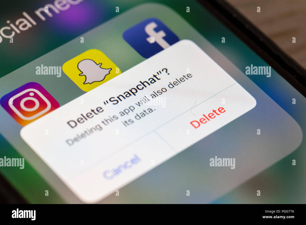 OXFORD, UK - 22. AUGUST 2018: ein Snapchat Benutzer löscht den Social Media App aus einem Smartphone. Stockfoto