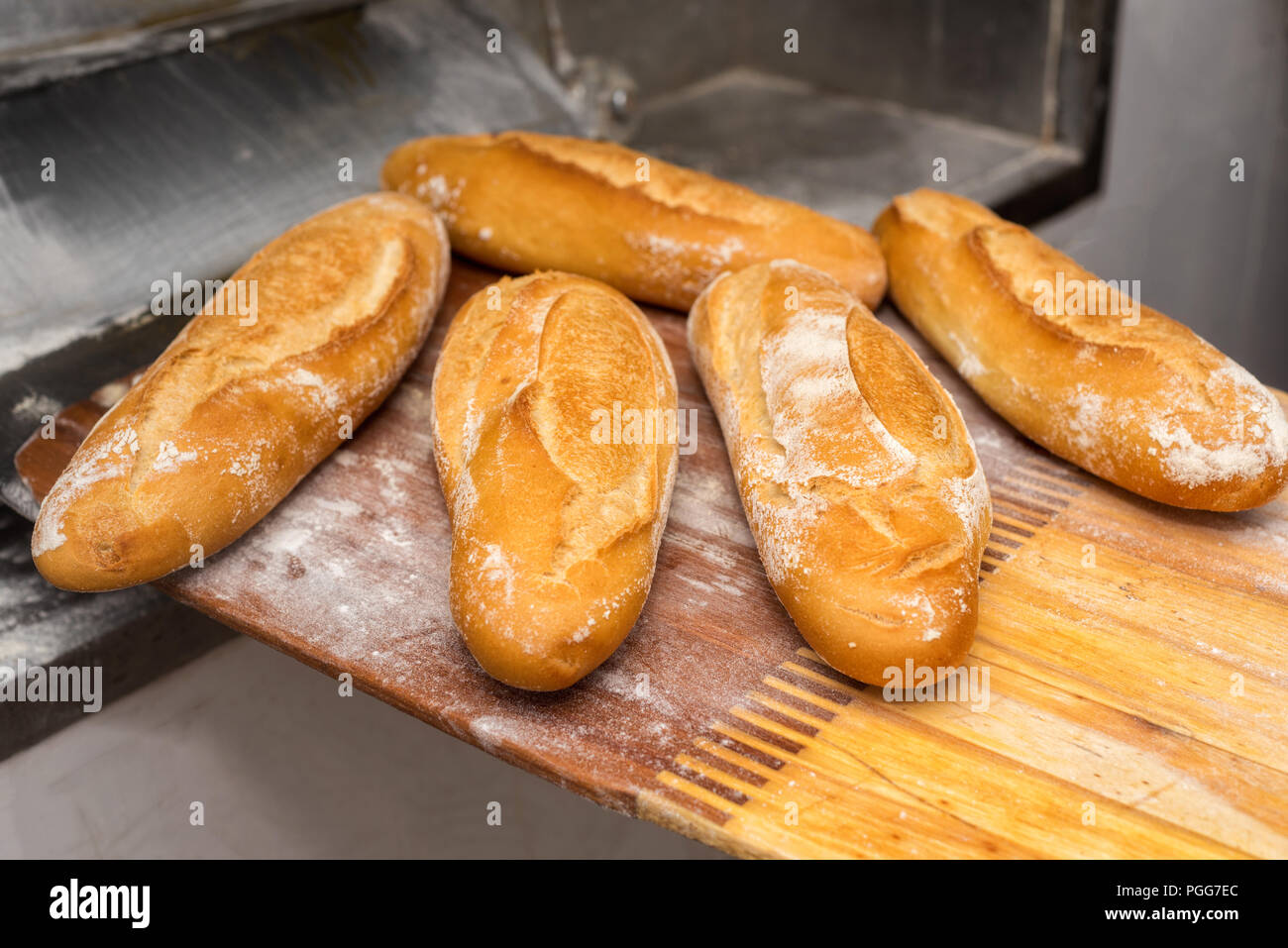 Brot gerade heraus vom Ofen. Frisch gebackenes Brot, mit einer showel. Stockfoto