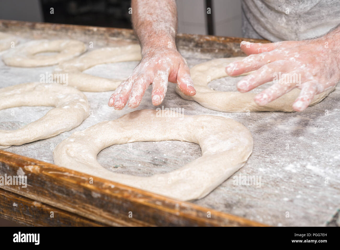 Baker Hände Kneten von Brotteig Stockfoto