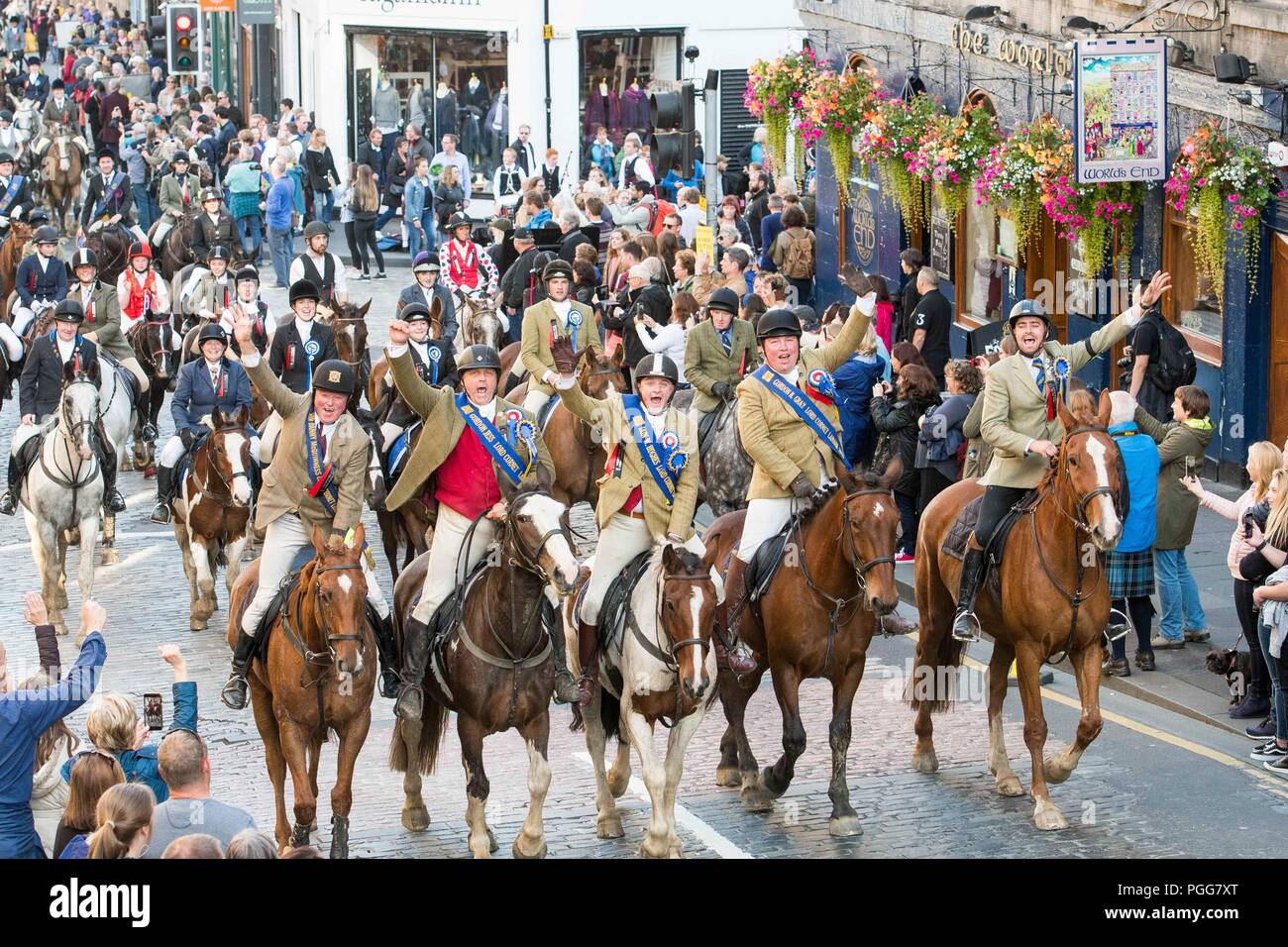 Bild: Edinburgh Reiten der Marches 2017, Pferde und Reiter marschieren die Royal Mile hinauf Stockfoto