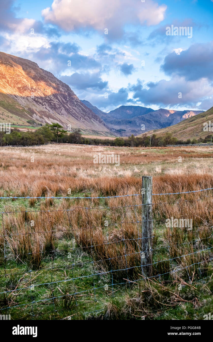 Ansicht von Nant Ffrancon Pass im Snowdonia National Park, mit Tryfan im Hintergrund Mount, Gwynedd, Wales, Vereinigtes Königreich. Stockfoto