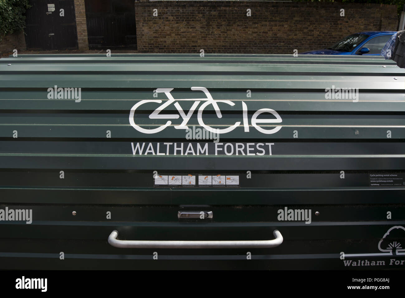 Dach eines Zyklus Hangar im Londoner Stadtteil Waltham Forest Stockfoto