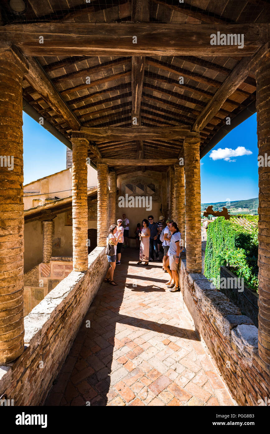 Die Basis des Torre Grosa oder der hohe Glockenturm in San Gimignano, Italien Stockfoto