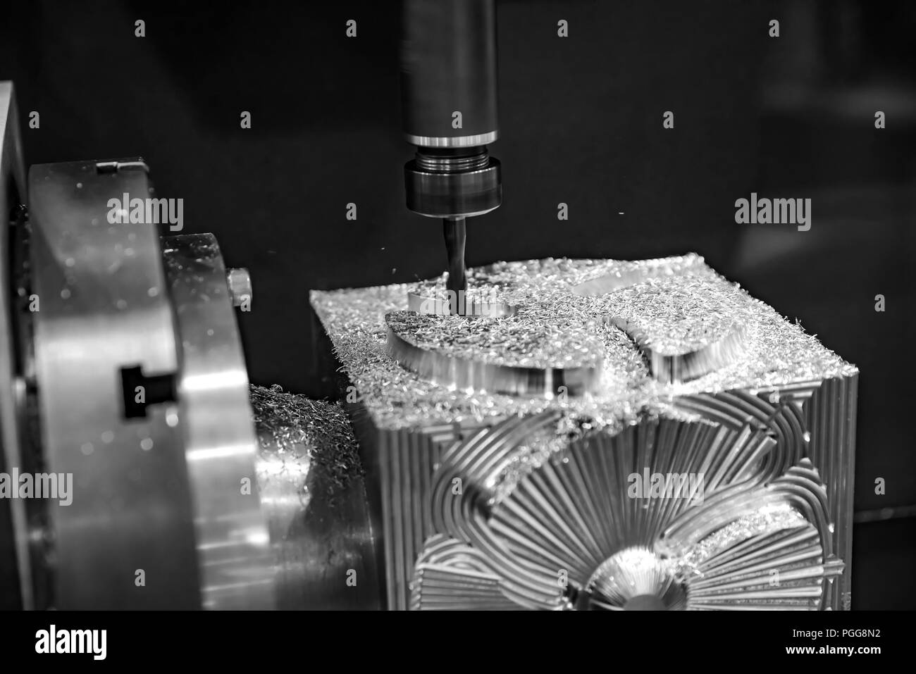 Metallbearbeitung CNC-Fräsmaschine. Modernen Metallverarbeitung schneiden Technologie. Kleine Schärfentiefe. Warnung - authentische Aufnahmen in schwierigen condit Stockfoto