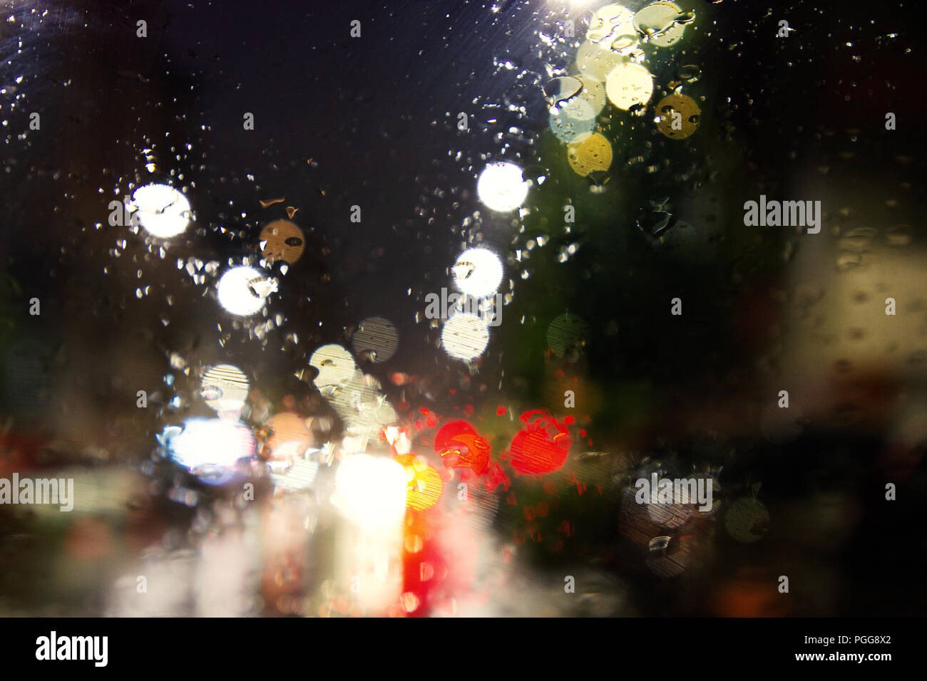 Eine bunte künstlerische street view in einer regnerischen Nacht Stockfoto