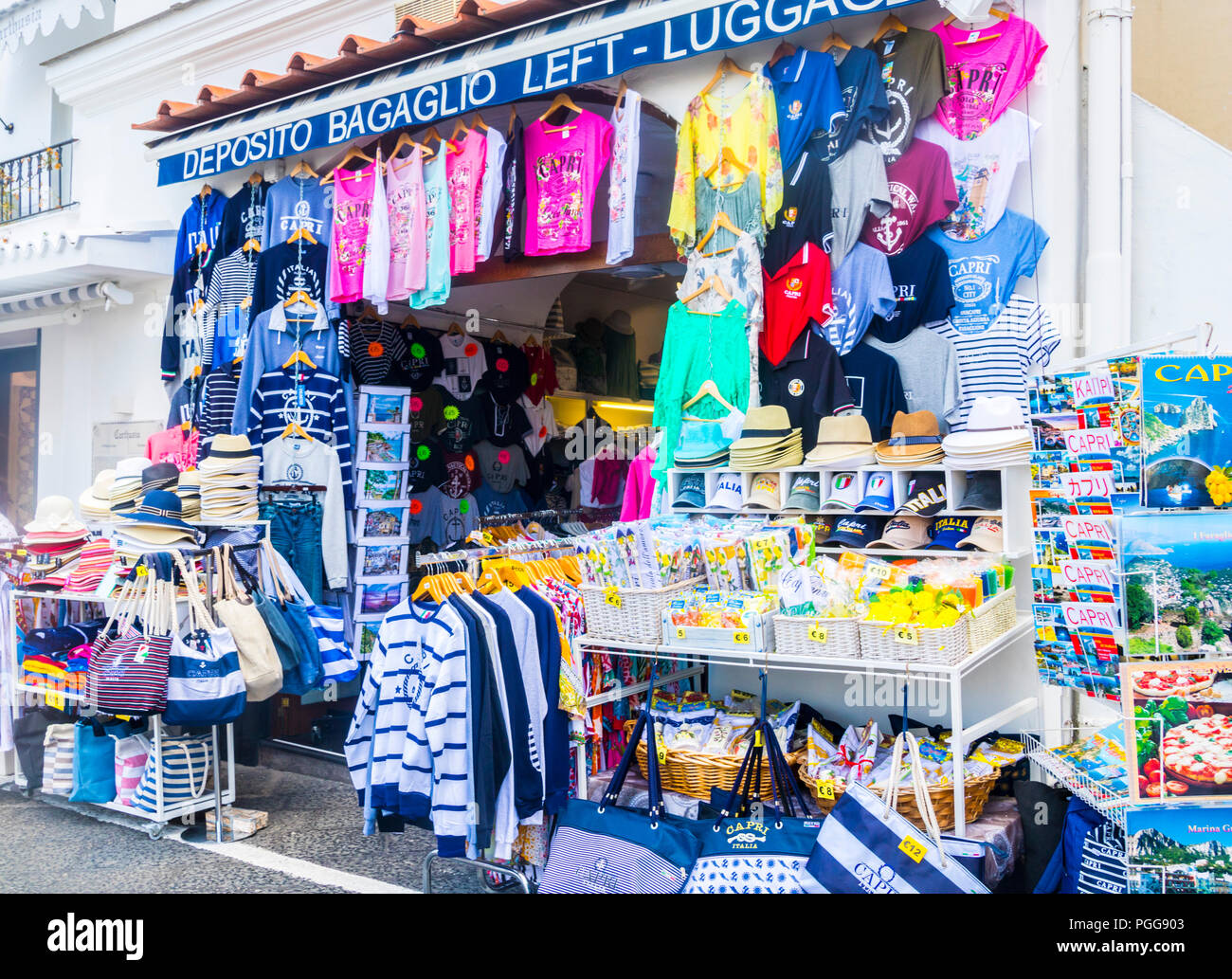 Souvenirs zum Verkauf, touristische Shopping, Marina Grande, Capri, Italien verkauf Konzept, Touristen Konzept Stockfoto