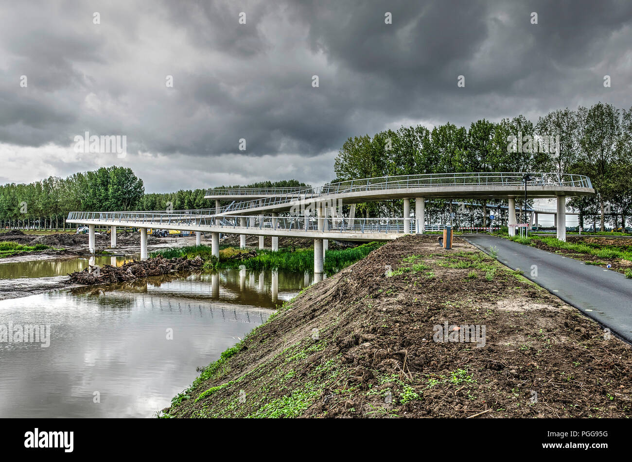 Nigtevecht, Niederlande, 25. August 2018: Dunkle Wolken über der Haarnadelkurven, die zu den neuen Fahrrad Brücke über den Amsterdam-rhein- Stockfoto