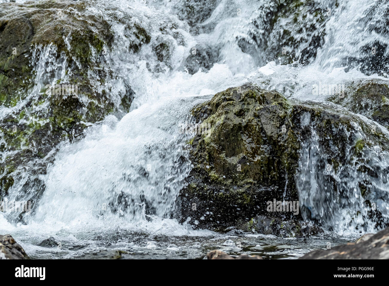 In der Nähe von fließendem Wasser auf einigen felsigen Stream. Stockfoto