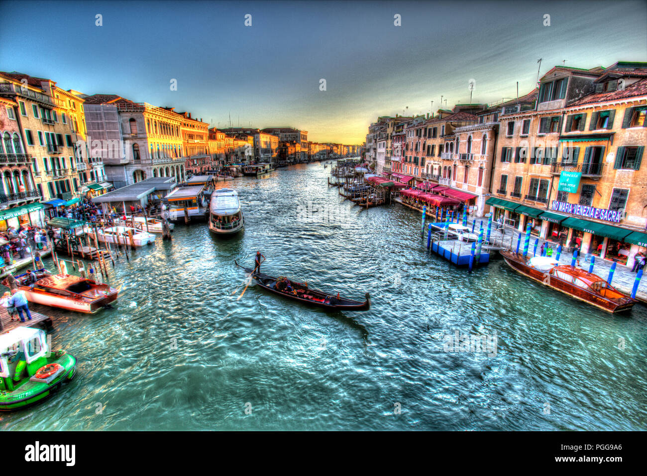 Stadt Venedig Italien. Künstlerische Dämmerung Blick auf den Canal Grande, von der Rialto Brücke gesehen. Stockfoto