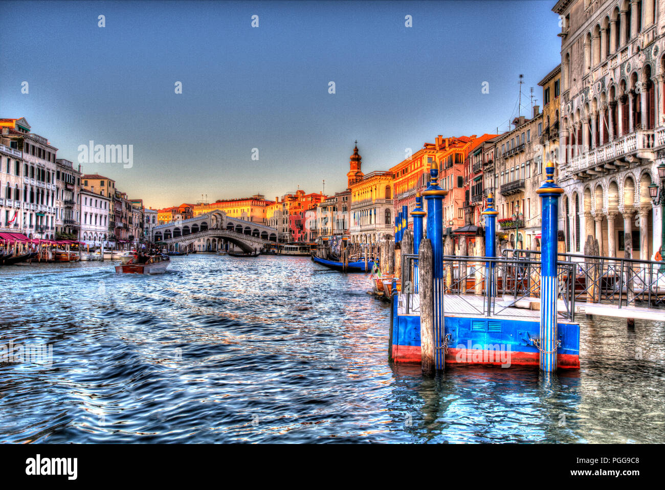 Stadt Venedig Italien. Künstlerische Dämmerung Blick auf den Canal Grande mit der südlichen Fassade der Rialto Brücke im Hintergrund. Stockfoto