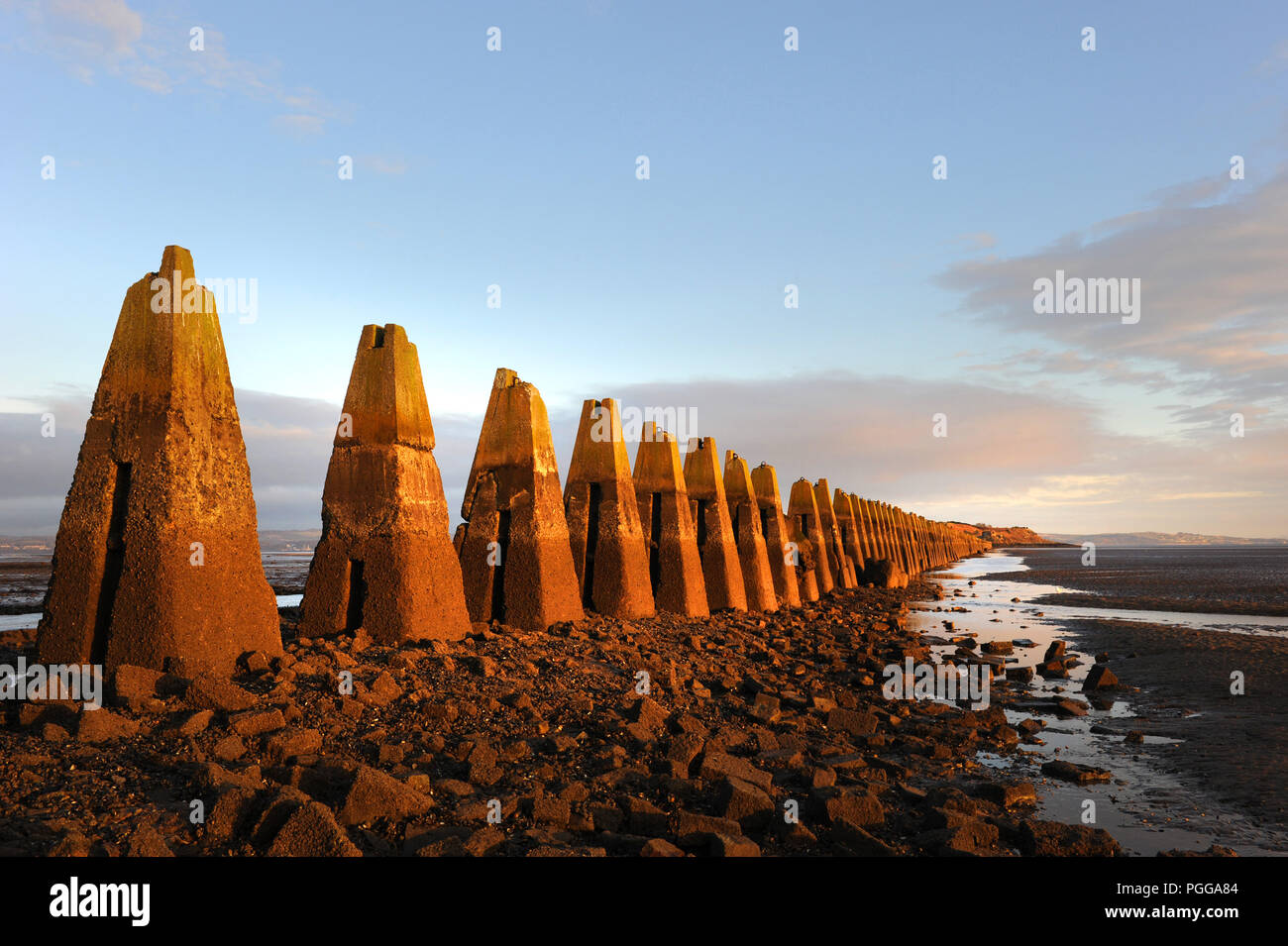 Cramond Island Causeway See Defense Pylone bei Ebbe in der Dämmerung Licht. Edinburgh, Schottland Stockfoto