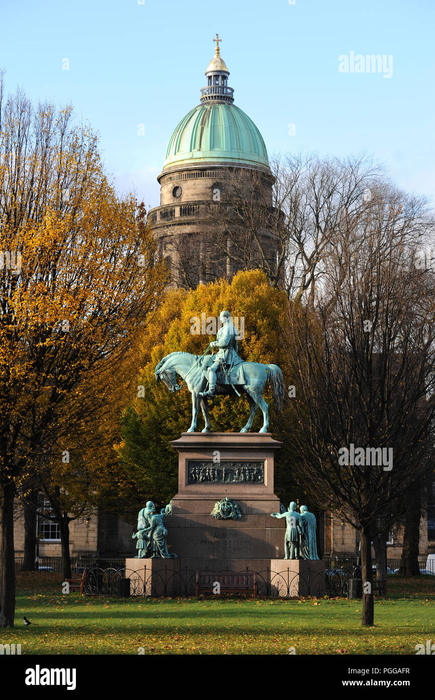 Prince Albert Memorial in Charlotte Square, Edinburgh, Schottland Großbritannien. Kuppel des West Register House, in der sich das National Archive in der Ferne befindet Stockfoto