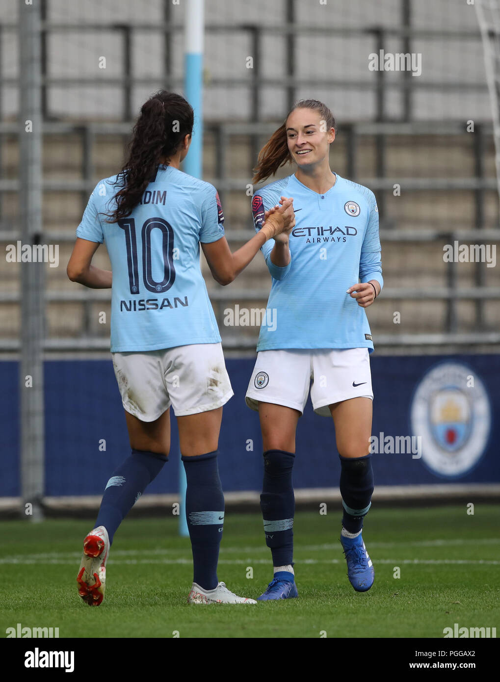 Von Manchester City Tessa Wullaert Rechts Feiert Ihr Seiten Viertes Ziel Mit Team Scoring Mate Nadia Nadim Wahrend Der Reifen Von Continental Cup Gruppe Nord Match An Der Akademie Stadion Manchester Stockfotografie