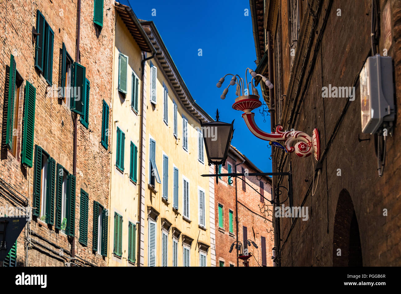 Eine dekorative Lampe, die in der Stadt Seila, Toskana, Italien, verbreitet ist. Das historische Zentrum von Siena wurde von der UNESCO zum Weltkulturerbe erklärt Stockfoto