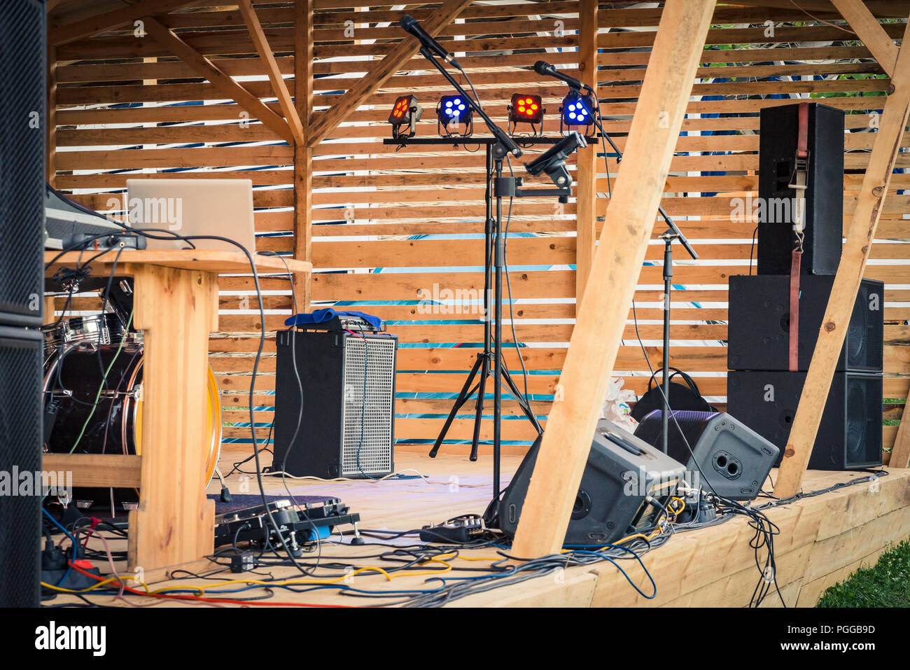 Eine Open-Air-Bühne mit Musik Instrumente und Geräte. Stockfoto