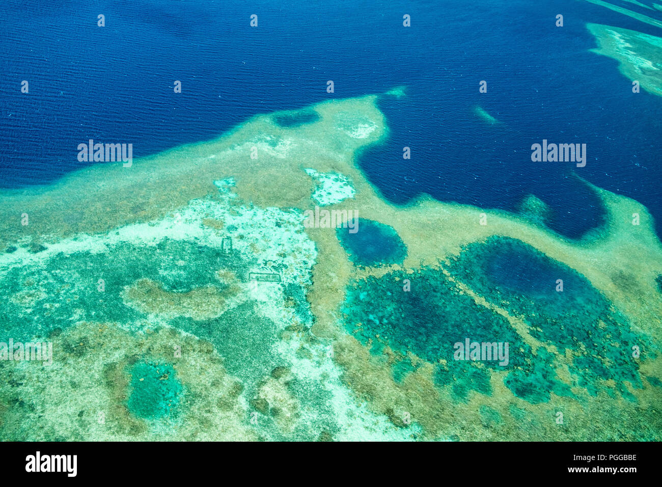 Schöne Aussicht von Palau Inseln und Riffs von oben Stockfoto
