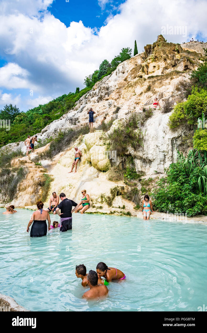 Die kostenlosen heißen Quellen im Park der Mühlen, oder Parco dei Mulini, stromabwärts von ihren bekannteren Versionen in der Stadt Bagno Vignoni. Stockfoto