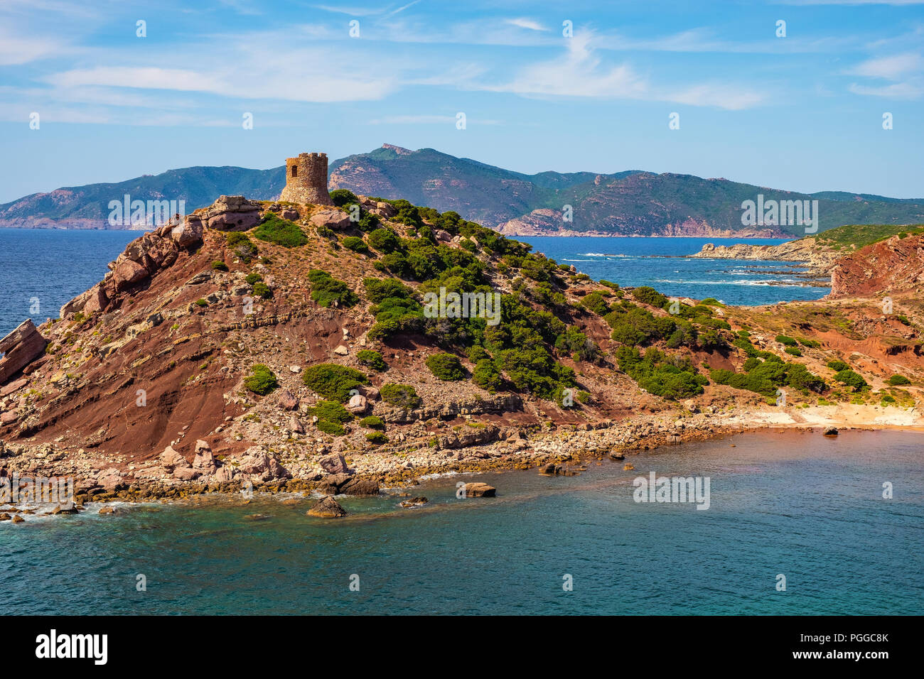 Alghero, Sardinien/Italien - 2018/08/11: Blick auf die Cala Porticciolo Golf mit Torre del Porticciolo Turm in der Porto Conte Regional Park Stockfoto