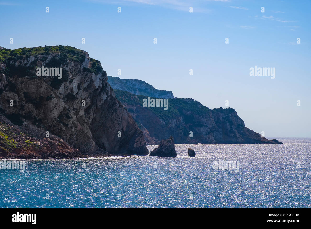 Alghero, Sardinien/Italien - 2018/08/11: Blick auf die Cala Porticciolo Golf mit Klippen über die Cala Viola Golf in der Porto Conte regionale P Stockfoto