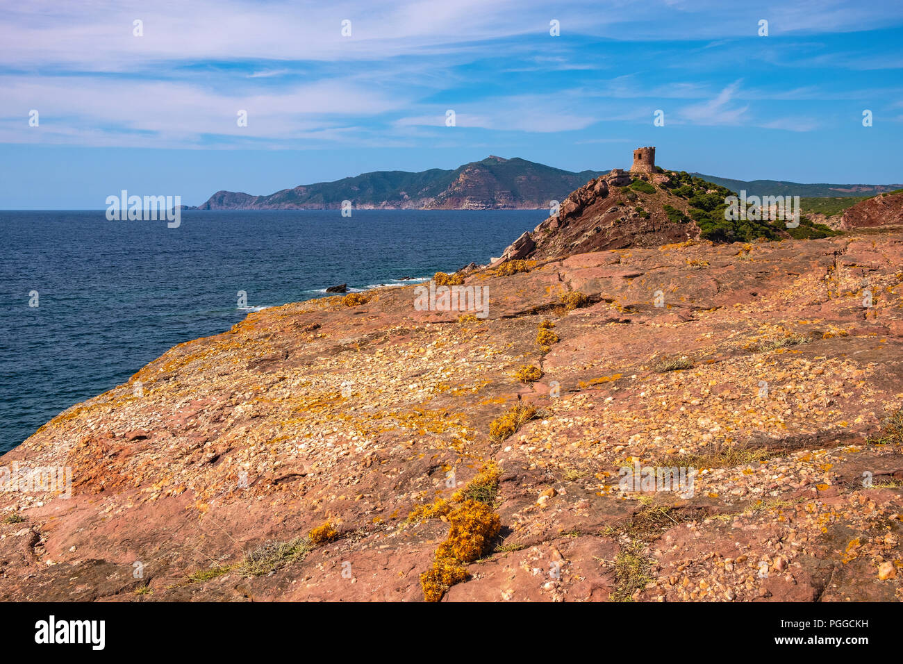 Alghero, Sardinien/Italien - 2018/08/11: Blick auf die Cala Porticciolo Golf mit Torre del Porticciolo Turm in der Porto Conte Regional Park Stockfoto