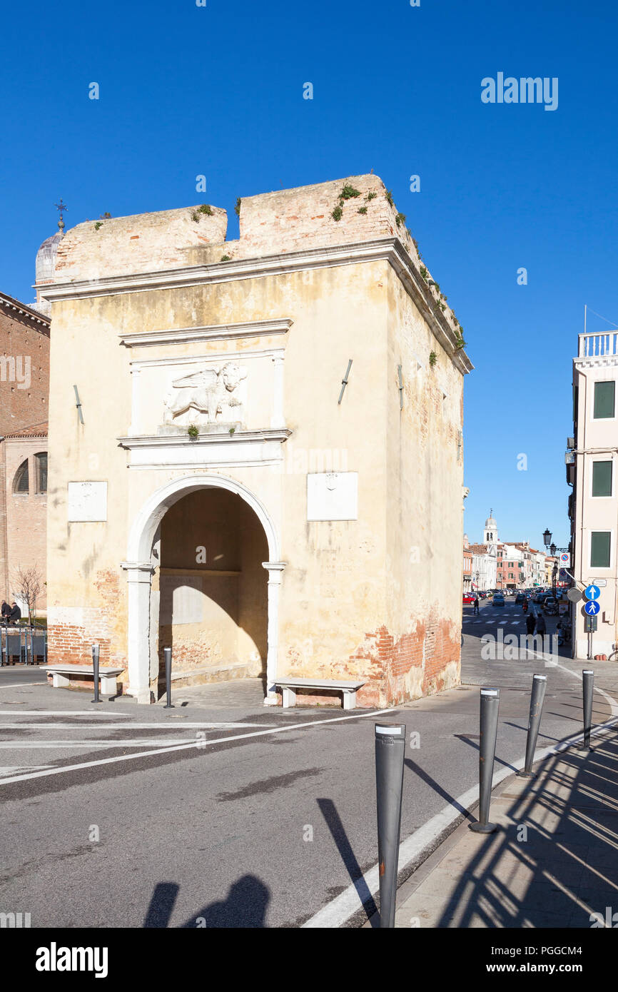 Porta Garibaldi o Torre Santa Maria, Corso del Popolo, Chioggia, Venedig, Venetien, Italien. Historische Stadt Tor, Main Street, Arch, Stockfoto