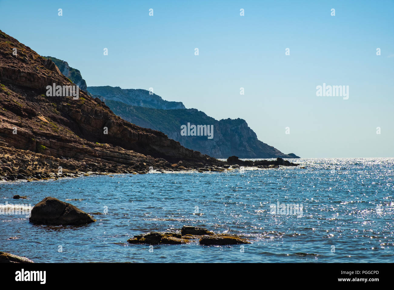 Alghero, Sardinien/Italien - 2018/08/11: Blick auf die Cala Porticciolo Golf mit Klippen über die Cala Viola Golf in der Porto Conte regionale P Stockfoto