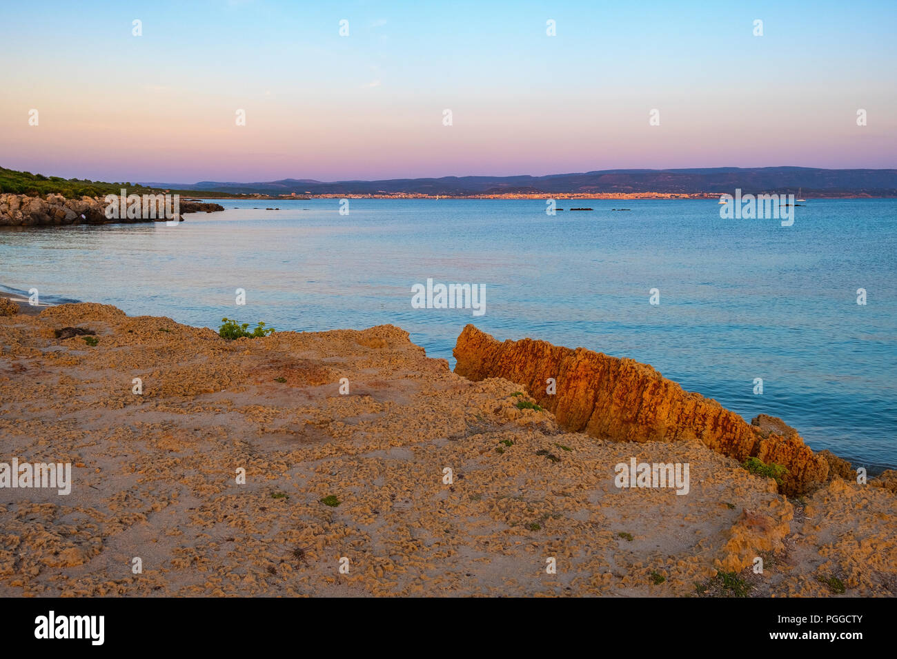 Alghero, Sardinien/Italien - 2018/08/11: Panoramablick auf die Spiaggia di Lazzaretto Strand am Golf von Alghero in der Porto Conte Regional Park Stockfoto