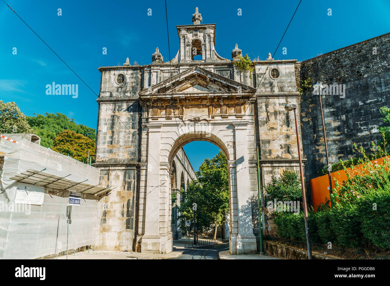 Lissabon, Portugal - 20. AUGUST 2017: Aquädukt Der freien Gewässern (Aqueduto Das Aguas Livres) und Commemorative Arch In Amoreiras Bereich der Lisboa Stockfoto