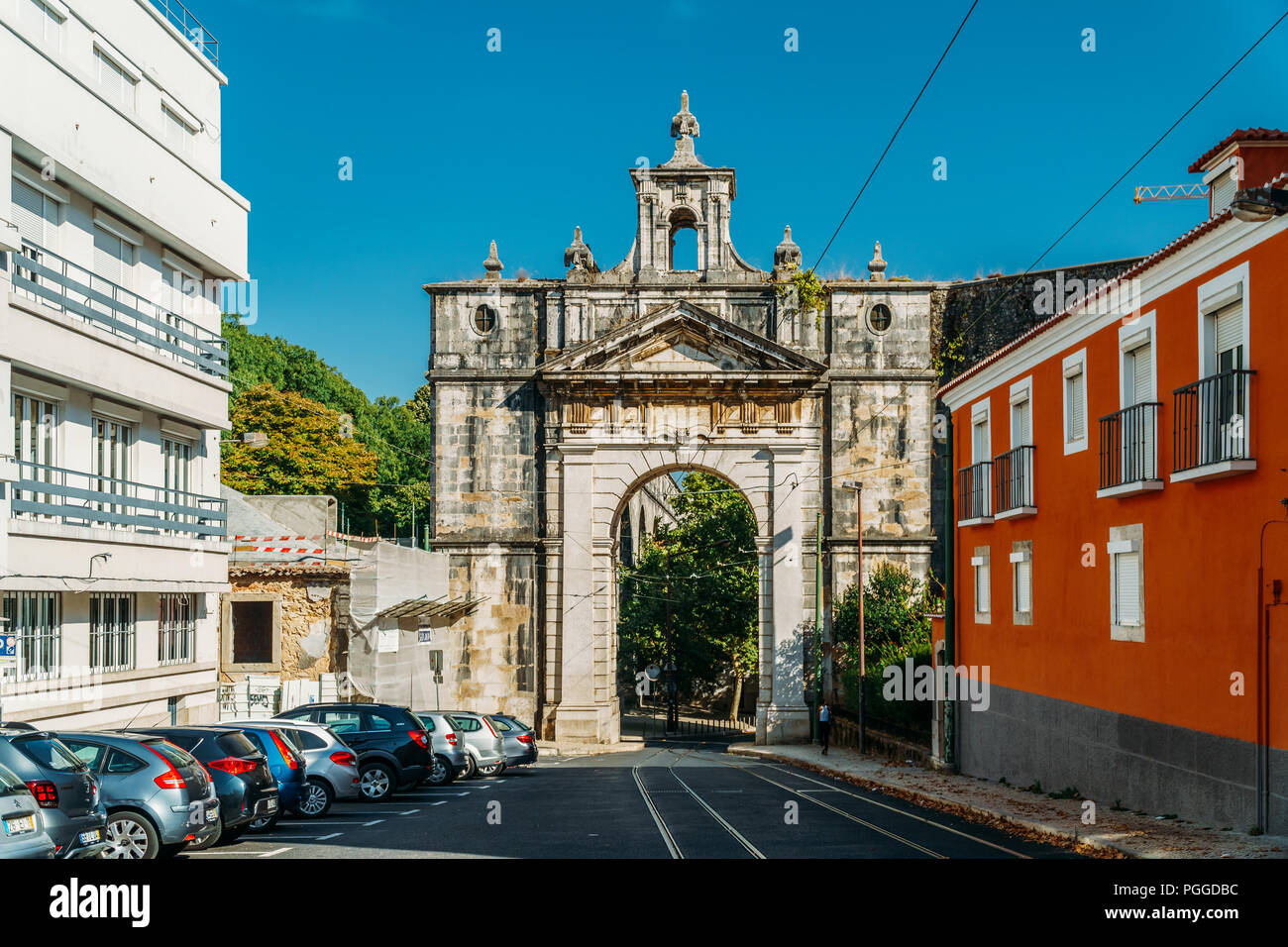 Lissabon, Portugal - 20. AUGUST 2017: Aquädukt Der freien Gewässern (Aqueduto Das Aguas Livres) und Commemorative Arch In Amoreiras Bereich der Lisboa Stockfoto