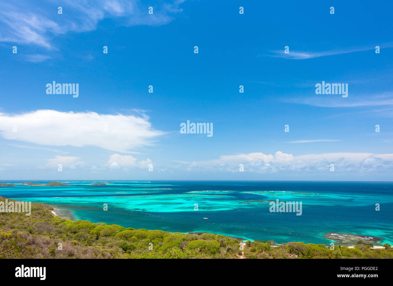 Luftaufnahme von tropischen Inseln und das türkisblaue Karibische Meer in St. Vincent und die Grenadinen Stockfoto