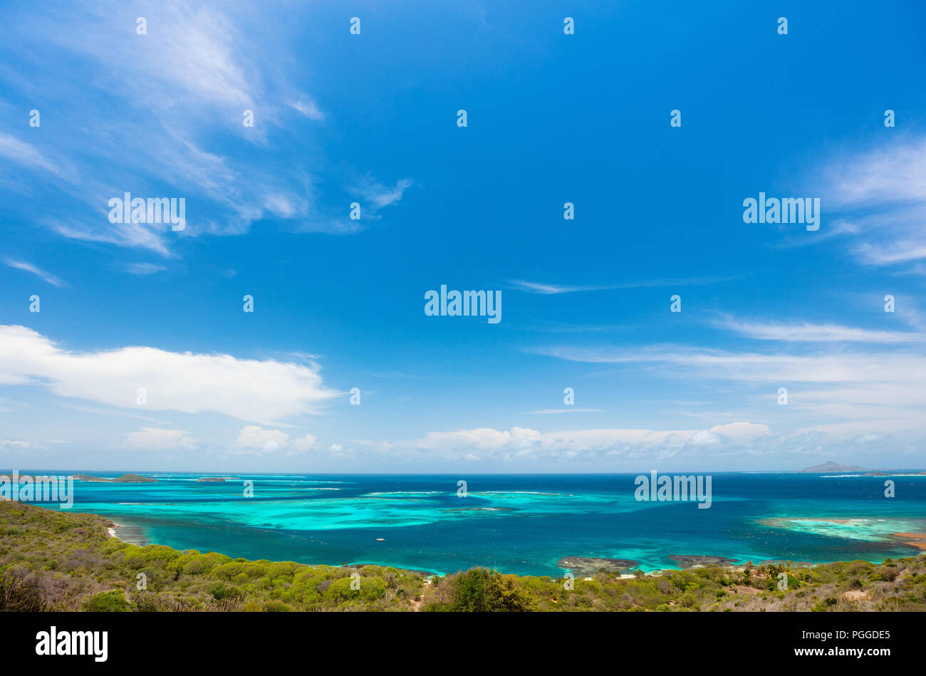 Luftaufnahme von tropischen Inseln und das türkisblaue Karibische Meer in St. Vincent und die Grenadinen Stockfoto