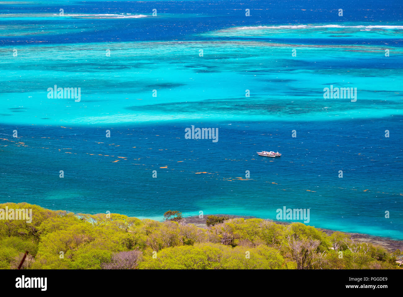 Luftaufnahme von tropischen Inseln und das türkisblaue Karibische Meer in St. Vincent und die Grenadinen Stockfoto