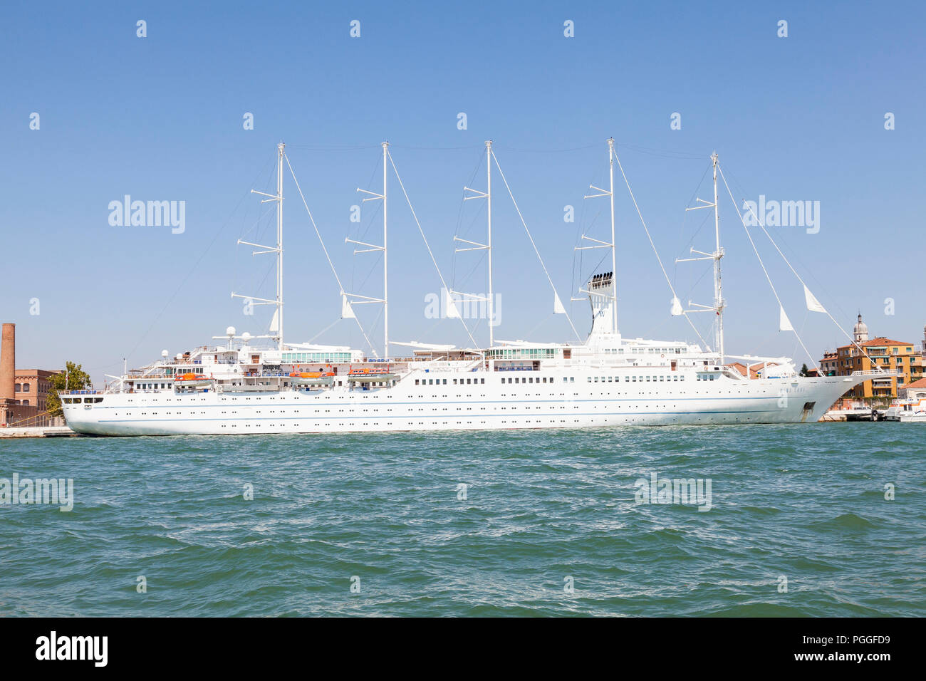 Fve - Mast Staysail Schooner, Wind Surf, in Venedig, Venetien, Italien. Größte Segelyacht der Welt, Flaggschiff der Windstar Cruises Stockfoto