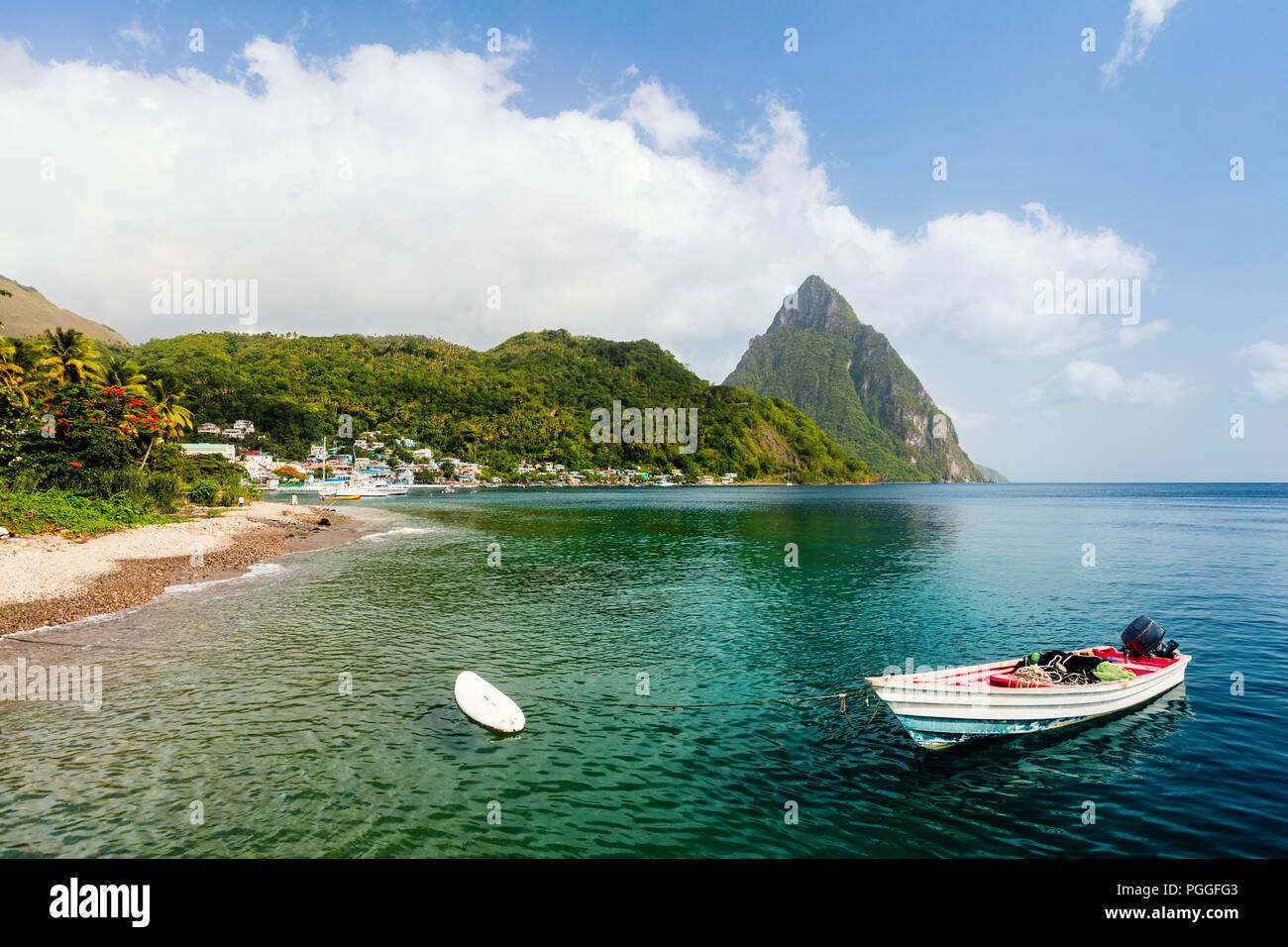 Idyllische weiße Sand tropischen Strand mit Blick auf den Piton Berge in Saint Lucia Karibik Stockfoto