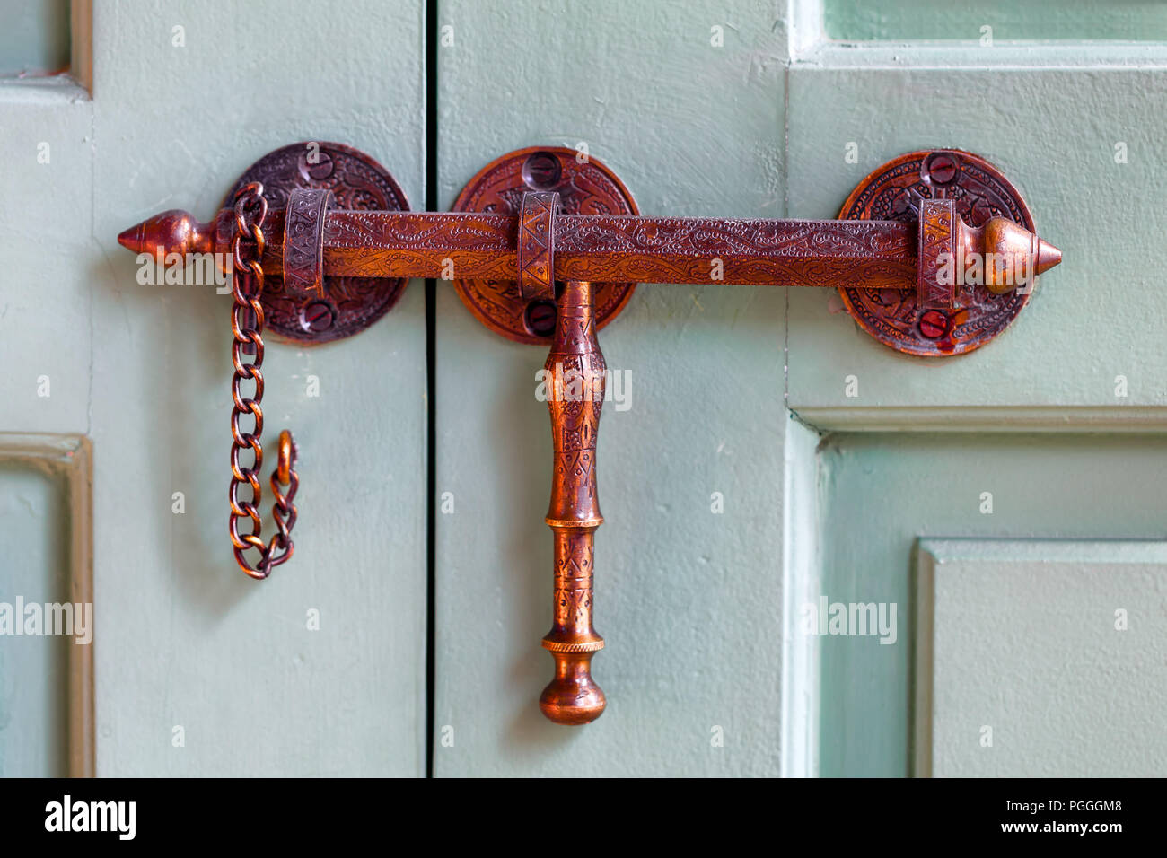 Marokkanische Tür Kupfer hardware hautnah. Sehr dekorative Stockfoto