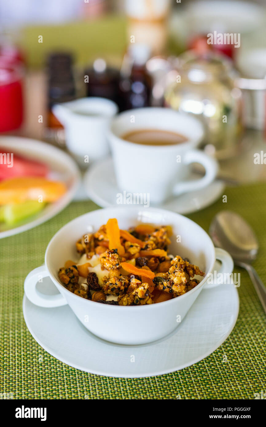 Gesundes Frühstück Schüssel mit hausgemachtem Müsli aus verschiedenen Arten von Getreide und Nüsse Stockfoto