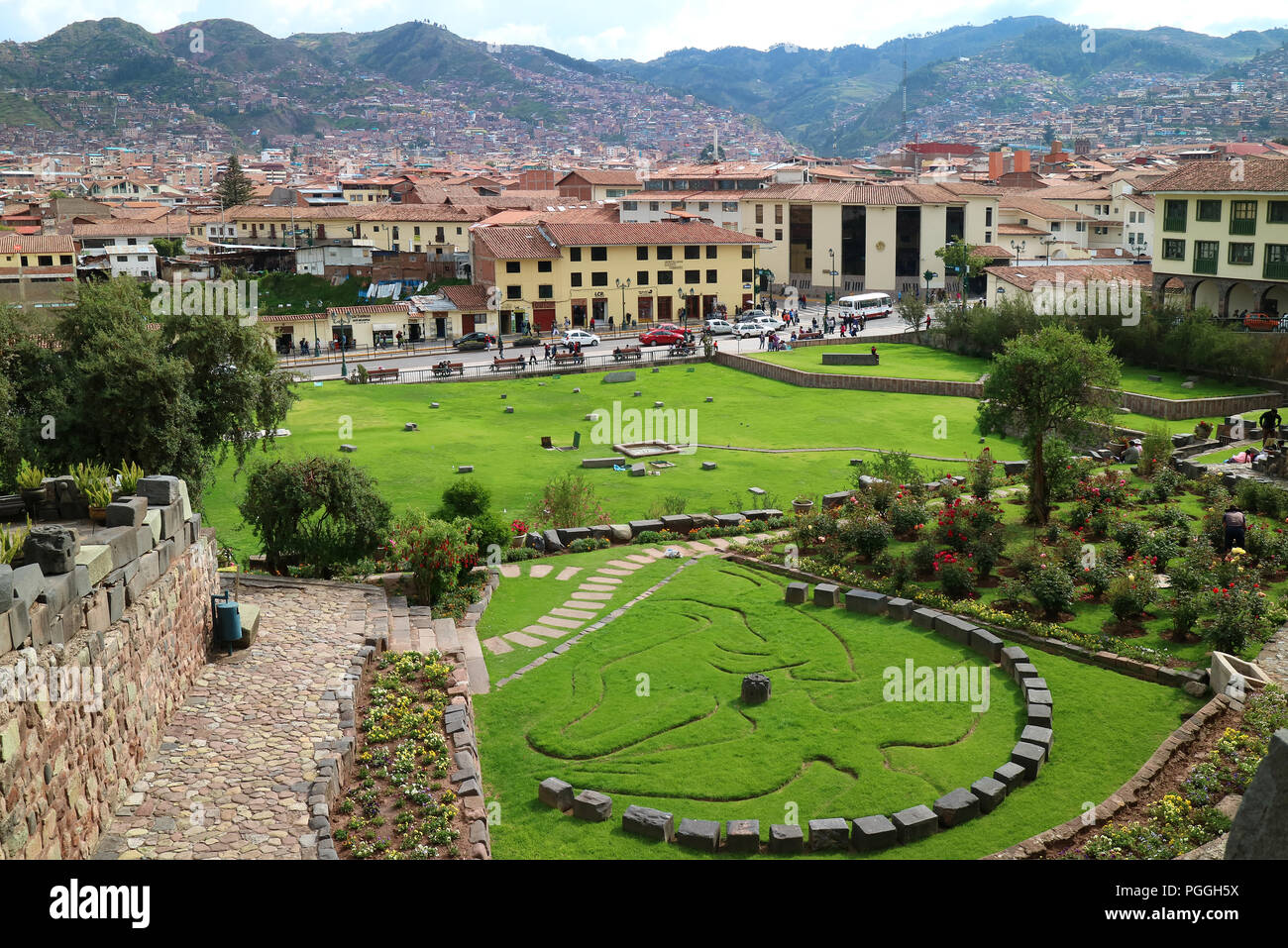 Garten außerhalb Coricancha Tempel in Cusco in Peru, mit dem Symbol der Inka Mythologie der Condor, Puma und Schlange, UNESCO Weltkulturerbe Stockfoto