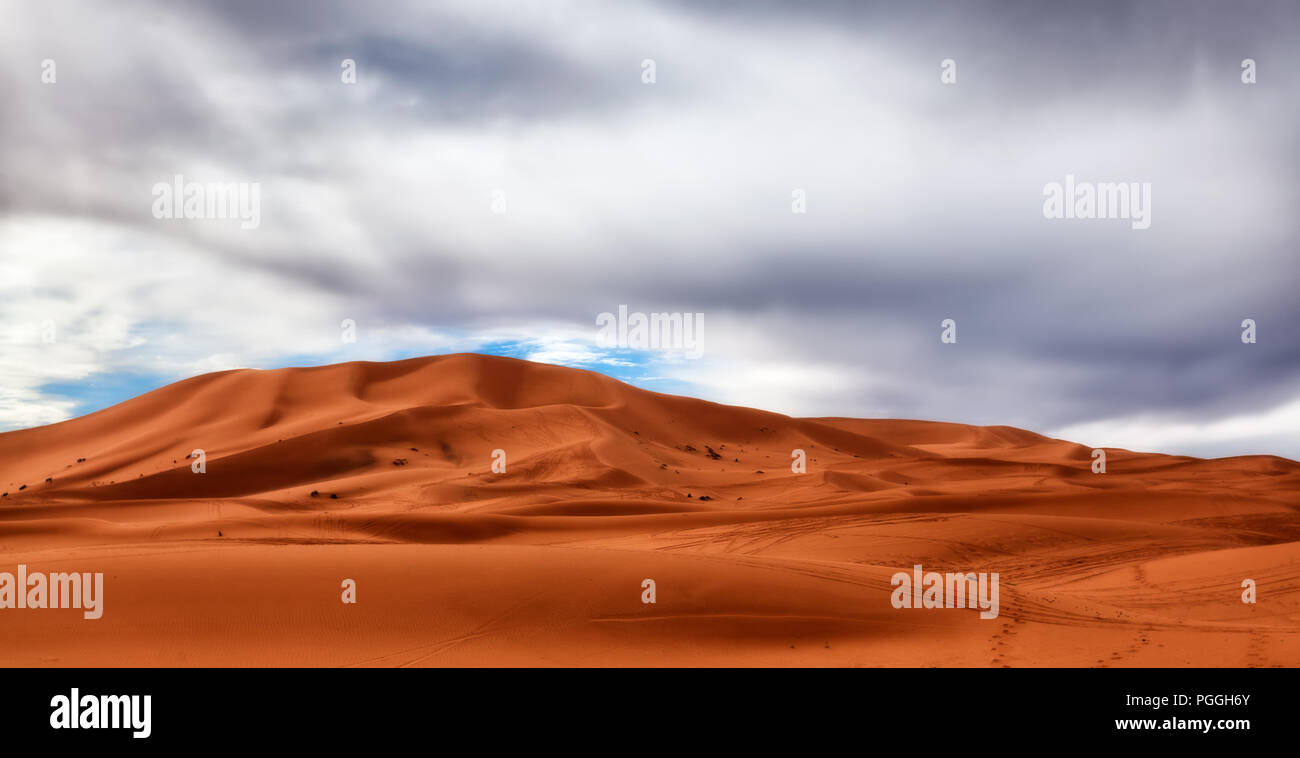 Sahara Wüstenlandschaft unter Sturmwolken Stockfoto