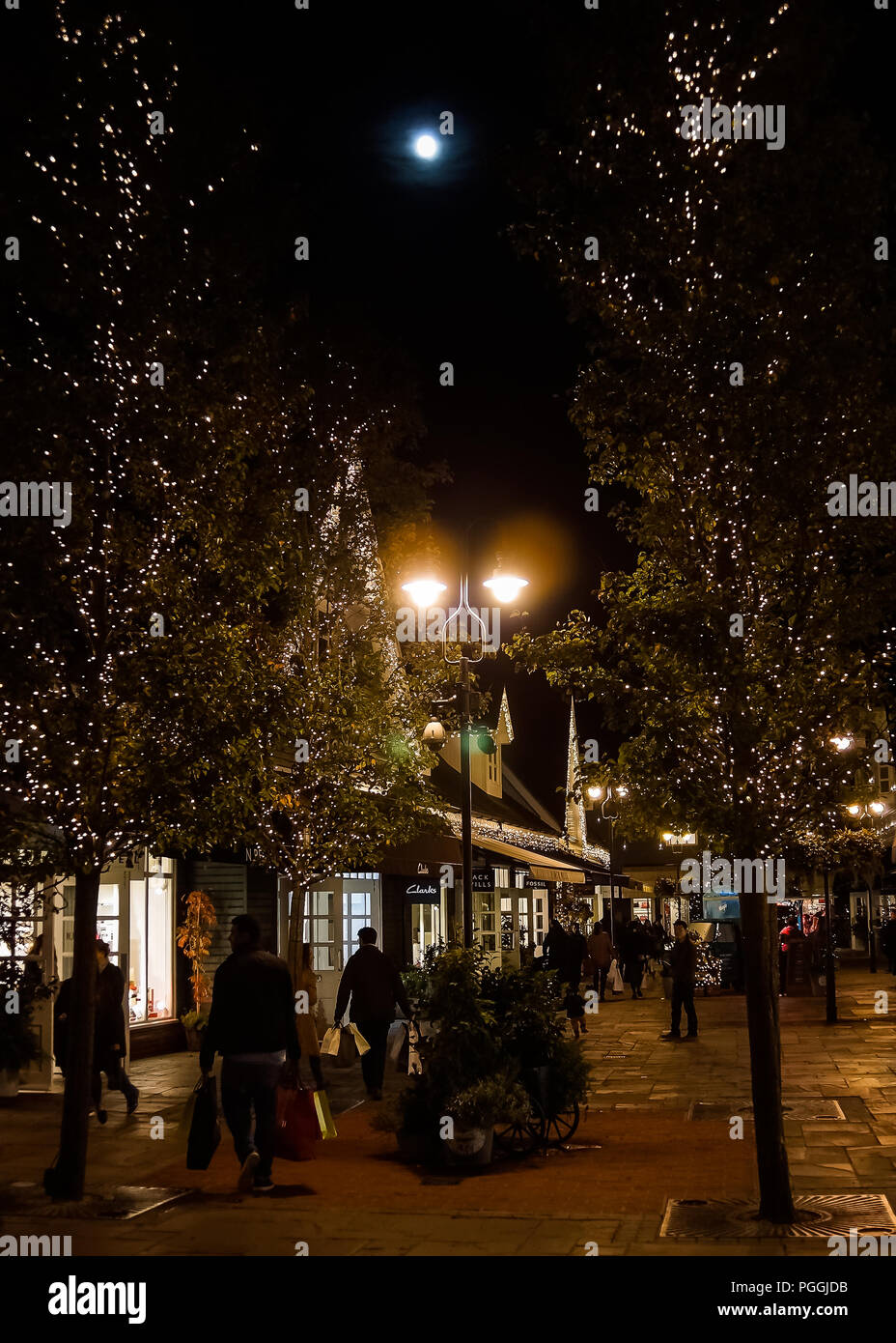 Weihnachtsszenen aus Bicester Village bei Nacht. Stockfoto
