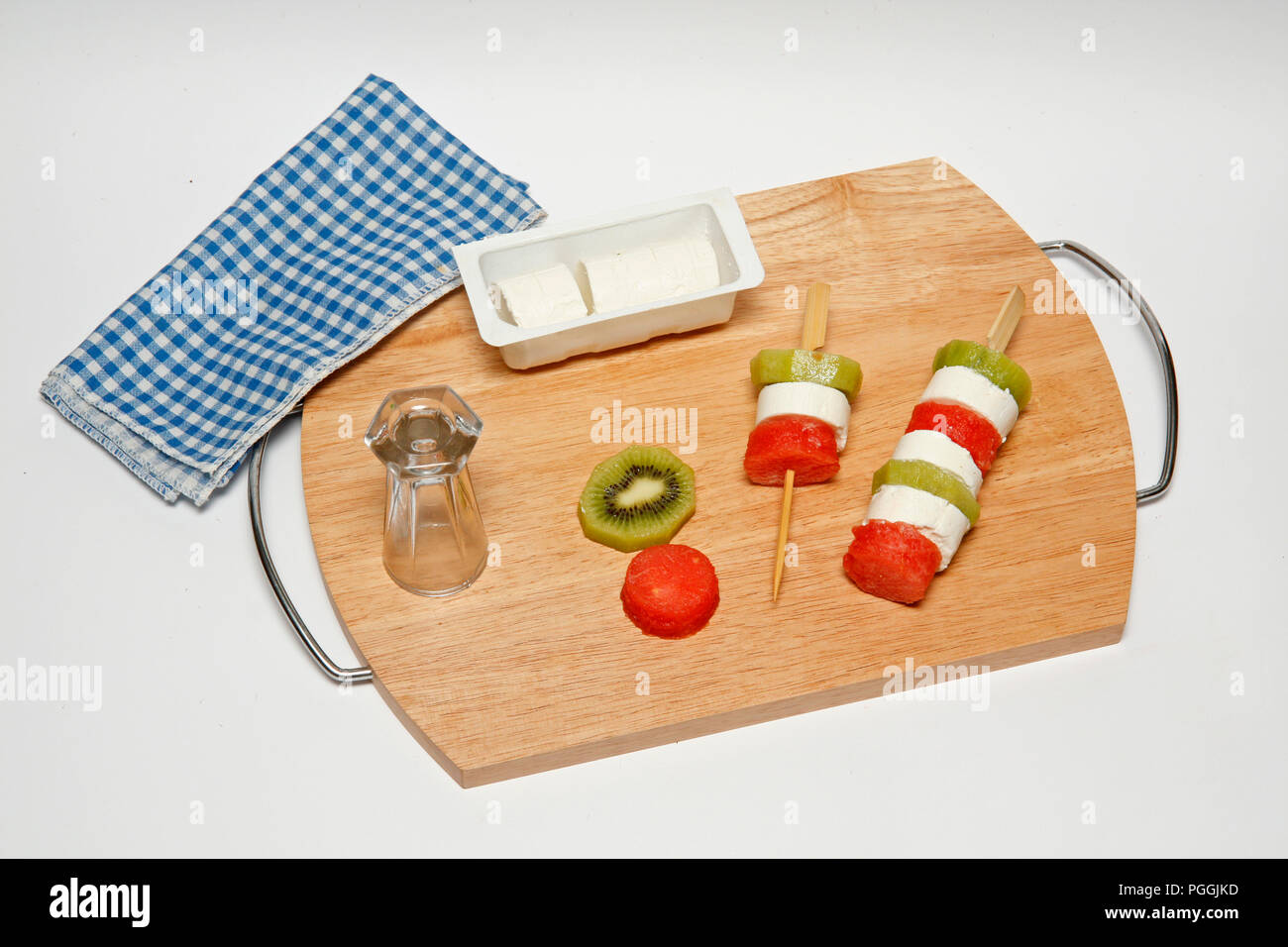 Kiwis und Wassermelone Spieße mit Käse. Schritt für Schritt. Zubereitetes Gericht: BMRGH 1. Stockfoto
