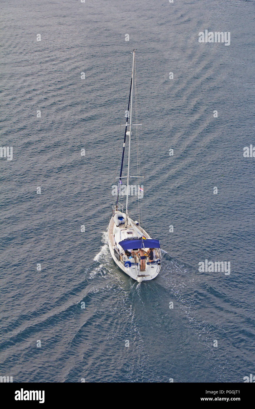 Luftaufnahme zu Segeln Schiff Yacht im Blue Sea Stockfoto