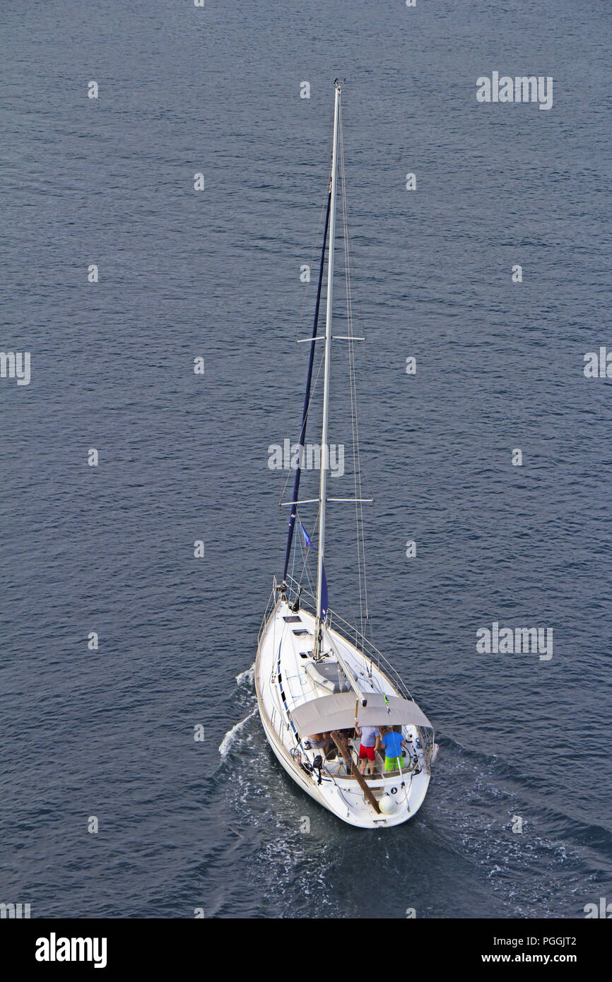 Luftaufnahme zu Segeln Schiff Yacht im Blue Sea Stockfoto