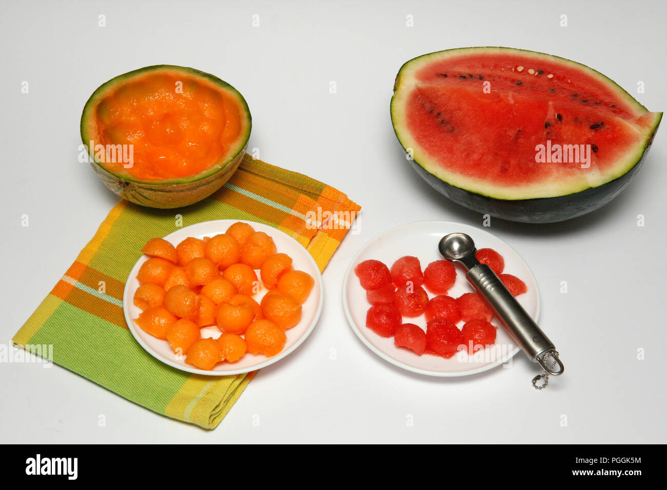 Gefüllte Melone mit Obst und Eis. Schritt für Schritt. Zubereitetes Gericht: BNH 06 T Stockfoto