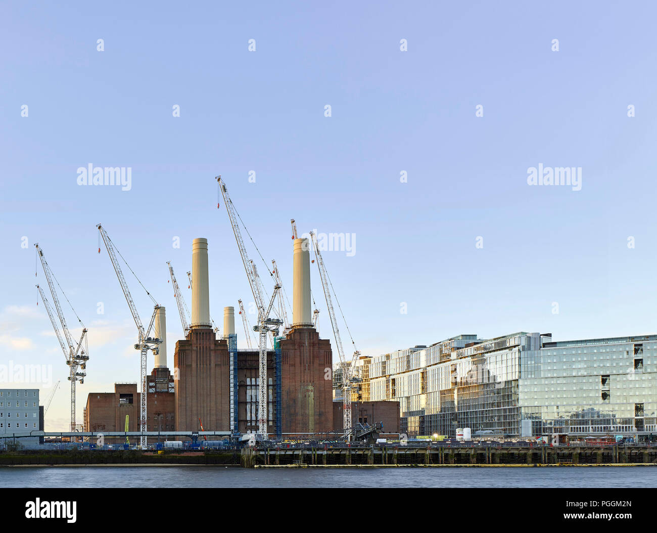 Blick über die Themse. Battersea Power Station, im Bau, London, Vereinigtes Königreich. Architekt: Sir Giles Gilbert Scott, 1953. Stockfoto